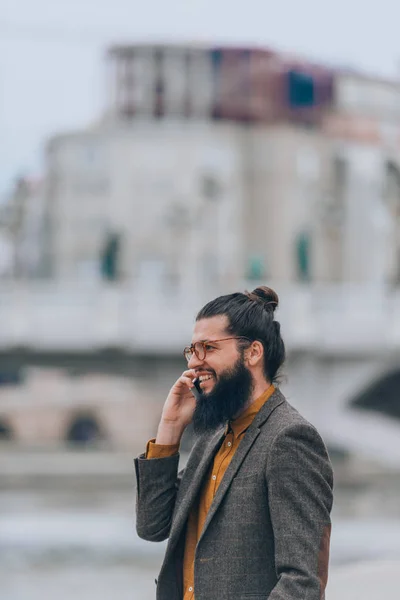 Stilvoller Hipster Mann Trendiger Kleidung Während Eines Telefonats Einem Städtischen — Stockfoto