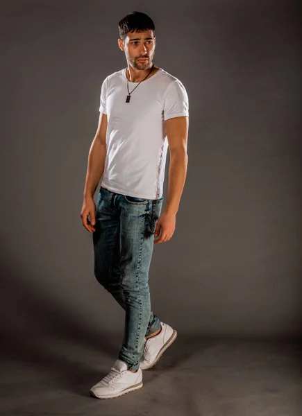 Homem Bonito Moda Posando Calças Jeans Azuis Top Branco Sapatos — Fotografia de Stock