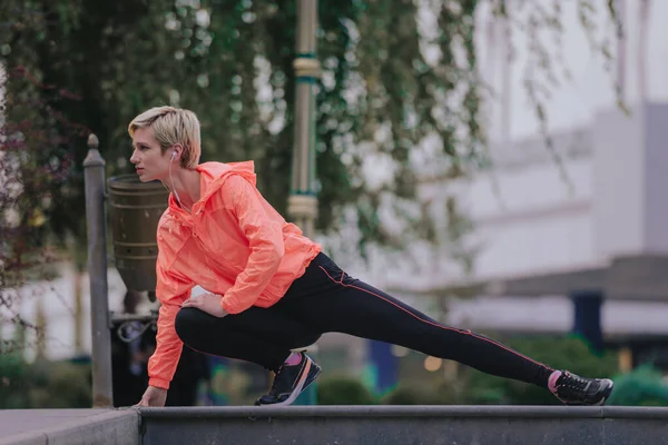 Deportiva Atlética Joven Haciendo Ejercicio Una Zona Urbana Ciudad — Foto de Stock