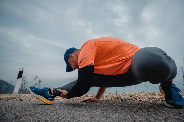 Fitter Mann Über Aktivkleidung Bereitet Sich Auf Eine Laufübung Vor — Stockfoto