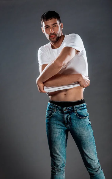 Atractivo Hombre Elegante Posando Pantalones Mezclilla Azul Parte Superior Blanca — Foto de Stock