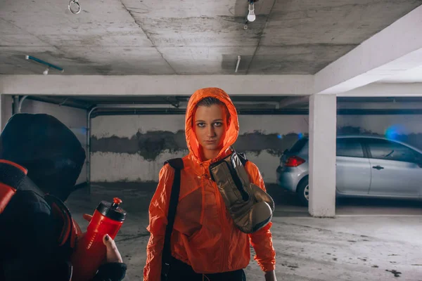 Retrato Uma Mulher Forte Uma Garagem Segurando Equipamento Boxe — Fotografia de Stock