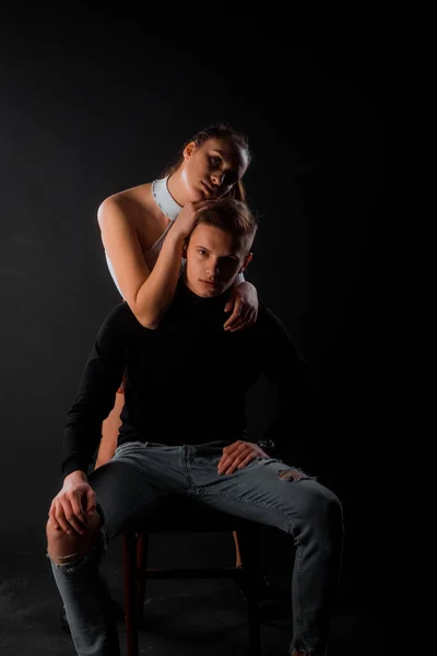 官能的な愛の男と女ポーズ黒の背景 — ストック写真