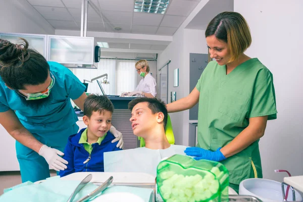 Profesjonalny Zespół Dentystów Dwóch Młodych Chłopców Jako Pacjentów Gabinecie Stomatologicznym — Zdjęcie stockowe