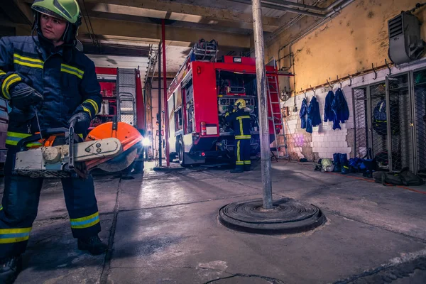 Bombeiro Com Uniforme Capacete Segurando Uma Motosserra Com Caminhão Bombeiros — Fotografia de Stock