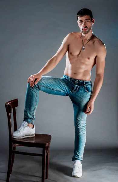 Studio Body Shot Uomo Attraente Posa Senza Maglietta Pantaloni Denim — Foto Stock