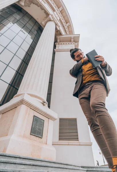 Stylischer Hipster Mit Langem Bart Einem Trendigen Kostüm Urbanen Raum — Stockfoto