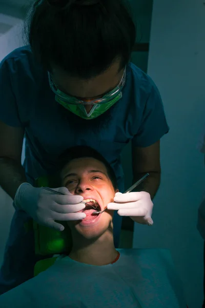 Zubař Vyšetřuje Zuby Teenagera Zubařském Křesle Zubařské Ordinaci — Stock fotografie
