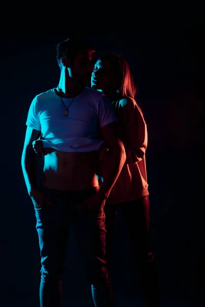Sexy Jovem Casal Abraçando Uns Aos Outros Durante Momento Romântico — Fotografia de Stock
