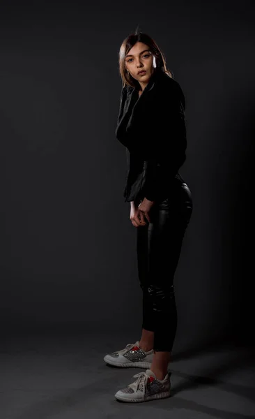 Porträt Eines Attraktiven Trendigen Mädchens Schwarzer Jacke Und Latexhose Das — Stockfoto