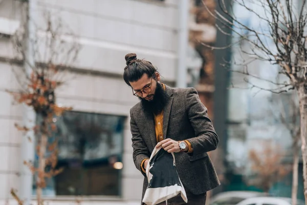 Bonito Homem Confiante Vestido Com Roupas Estilo Moderno Ambiente Urbano — Fotografia de Stock