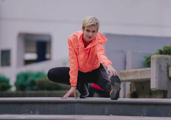 Foto Aire Libre Una Joven Atlética Vestida Con Ropa Deportiva — Foto de Stock