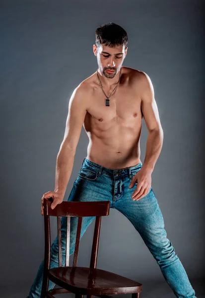 Atraente Jovem Modelo Masculino Posando Seminua Jeans Azuis Elegantes — Fotografia de Stock