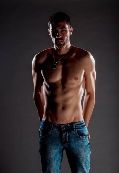 Studio Body Shot Giovane Uomo Alla Moda Che Indossa Jeans — Foto Stock