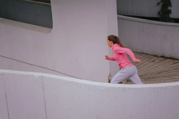 年轻的女运动员在跑步时穿着运动服 — 图库照片