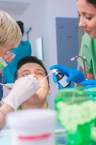 Photo Rapprochée Une Dentiste Examinant Les Dents Adolescent Cabinet Dentaire — Photo