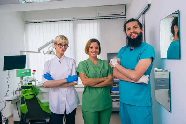 Equipo Tres Dentistas Felices Posando Orgullosamente Consultorio Dental —  Fotos de Stock