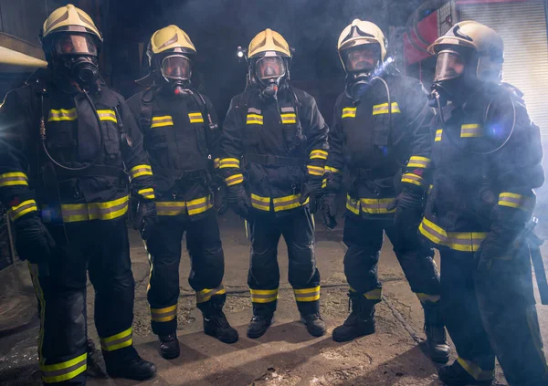 Retrato Del Grupo Bomberos Medio Del Humo Del Extintor —  Fotos de Stock