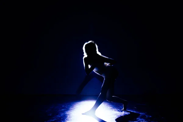 コンテンポラリーダンスのルーチンを演じる魅力的な若い女性 — ストック写真
