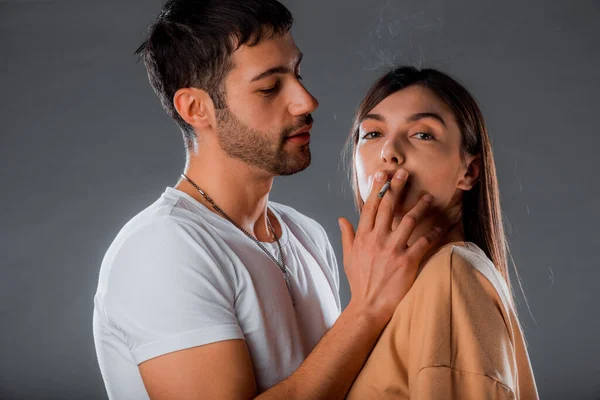 Retrato Sexy Jovens Modelos Masculinos Femininos Posando Com Cigarro — Fotografia de Stock