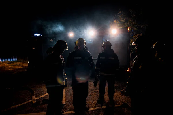 Brigada Bomberos Durante Operación Campo Por Noche —  Fotos de Stock