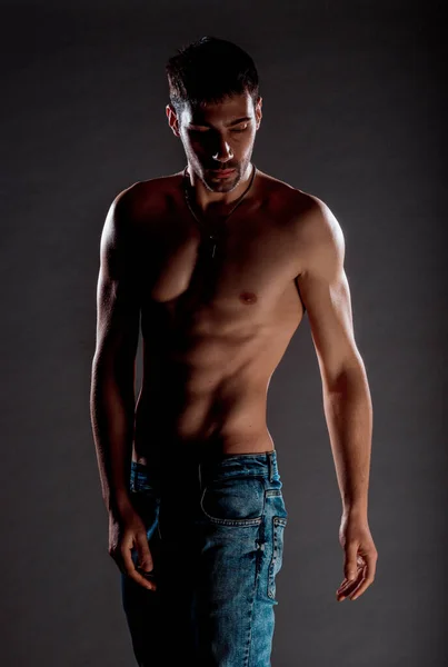 Estúdio Corpo Tiro Homem Atraente Posando Sem Camisa Calças Ganga — Fotografia de Stock