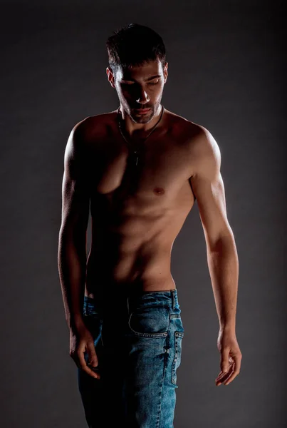 Studio Body Shot Uomo Attraente Posa Senza Maglietta Pantaloni Denim — Foto Stock