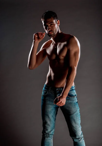 Colpo Busto Giovane Uomo Mezzo Nudo Con Indosso Jeans Stile — Foto Stock