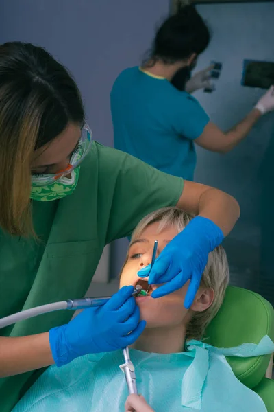 Une Dentiste Soigne Les Dents Une Patiente Pendant Que Dentiste — Photo