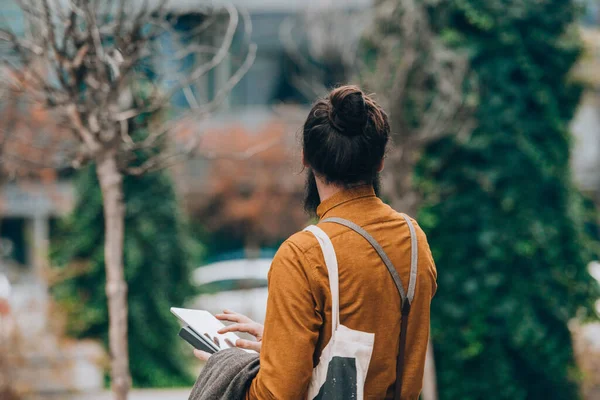 Moderner Hipster Arbeitet Tagsüber Der Innenstadt Seinem Tablet — Stockfoto