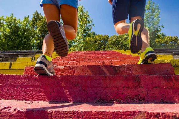 Фитнес Пара Мускулистыми Ногами Бегущими Лестнице — стоковое фото