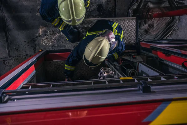 Feuerwehrleute Überprüfen Das Löschfahrzeug Feuerwehrhaus Aus Der Vogelperspektive — Stockfoto
