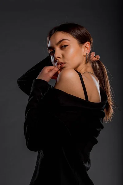 Modeporträt Eines Modernen Mädchens Schwarzer Kleidung Vor Grauer Wand — Stockfoto