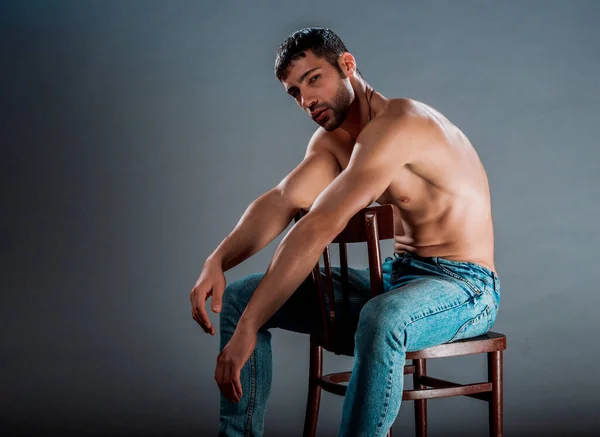 Portret Van Een Knap Mannelijk Model Poserend Trendy Blauwe Jeans — Stockfoto