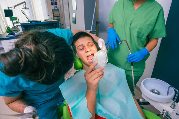 Dentista Masculino Com Ajuda Dentista Feminino Examina Boca Dentes Paciente — Fotografia de Stock