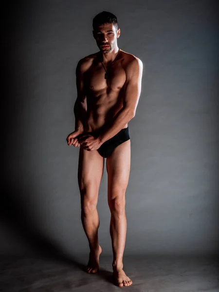 Ritratto Bel Uomo Muscoloso Posa Sfondo Nero — Foto Stock