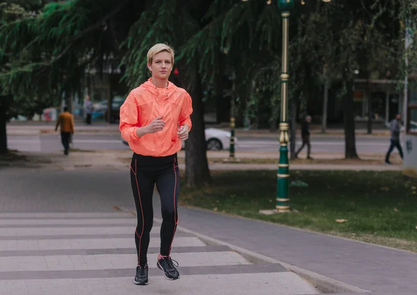 Jonge Gezonde Vrouwelijke Loper Tijdens Een Stedelijke Workout Routine — Stockfoto