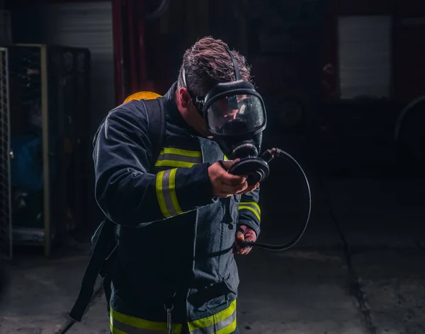 Pompier Avec Uniforme Protection Portant Masque Oxygène — Photo