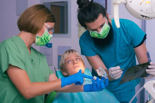 Des Jeunes Dentistes Féminins Masculins Montrant Leur Patiente Une Image — Photo
