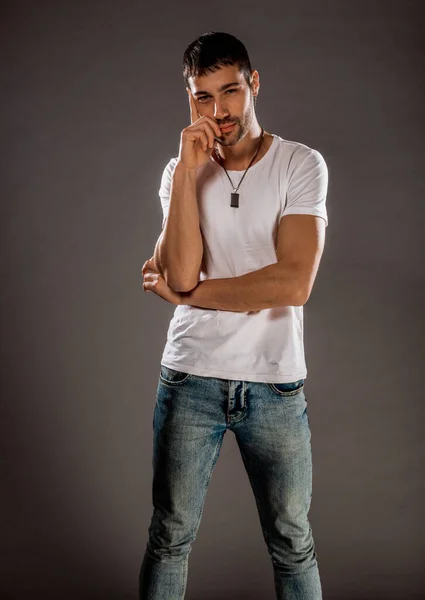 Homem Elegante Atraente Posando Calças Jeans Azuis Top Branco — Fotografia de Stock