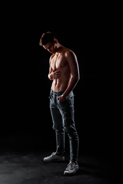 Студийный Снимок Привлекательного Мужчины Рубашки Джинсовых Штанах — стоковое фото