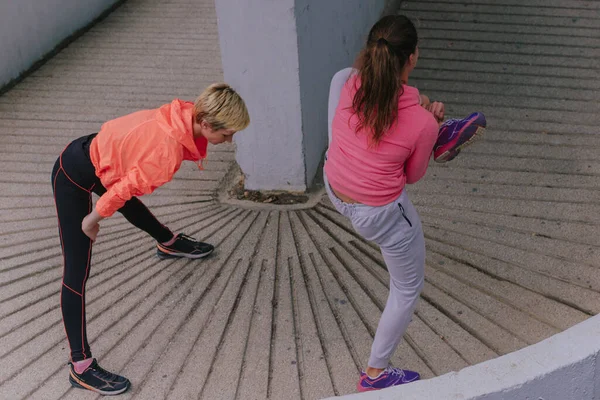 Atletismo Forma Corredores Sexo Feminino Que Estende Ambiente Urbano — Fotografia de Stock