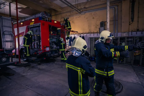 Les Pompiers Préparent Leur Uniforme Camion Pompiers Arrière Plan Intérieur — Photo