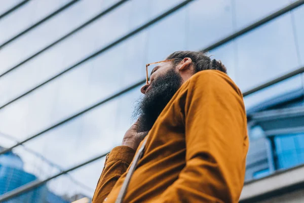 Módní Muž Stylovém Moderním Oblečení Mluví Telefonu — Stock fotografie