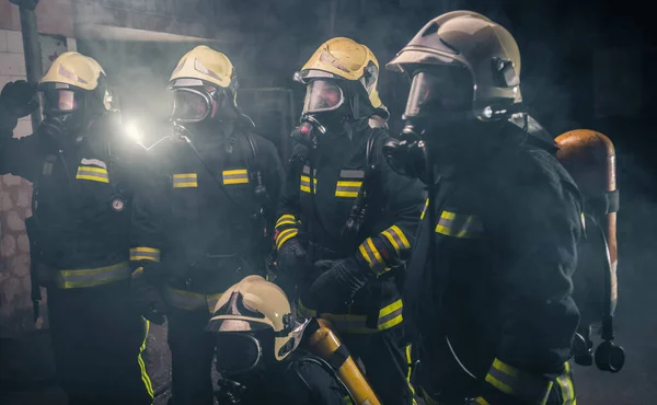 Équipe Pompier Debout Milieu Fumée Extincteur Intérieur Service Incendie — Photo