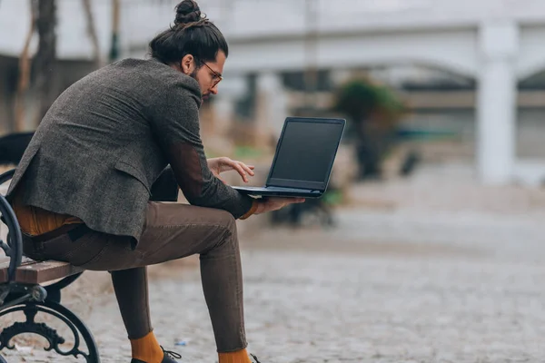 Hombre Guapo Con Barba Larga Sentado Banco Cerca Río Usando —  Fotos de Stock