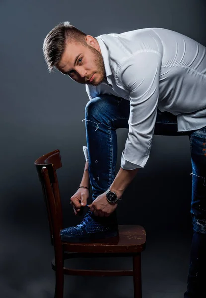 Atraente Jovem Elegante Homem Posando Camisa Branca Calças Jeans — Fotografia de Stock