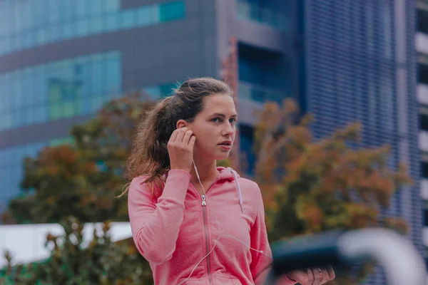 Close Tiro Jovem Mulher Ouvindo Música Centro Cidade — Fotografia de Stock