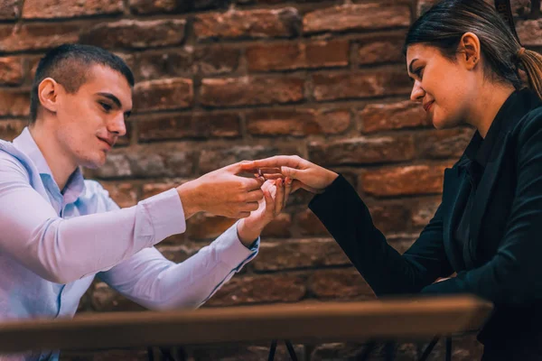 Hombre Guapo Poniendo Anillo Compromiso Mano Novia Después Propuesta Matrimonio —  Fotos de Stock