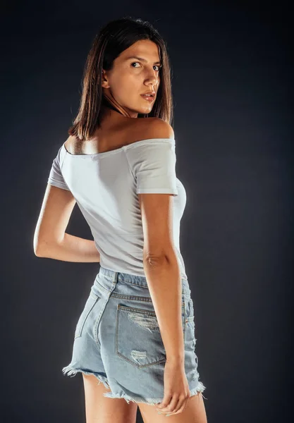 Corpo Tiro Uma Jovem Mulher Vestindo Roupas Moda Inclinando Para — Fotografia de Stock